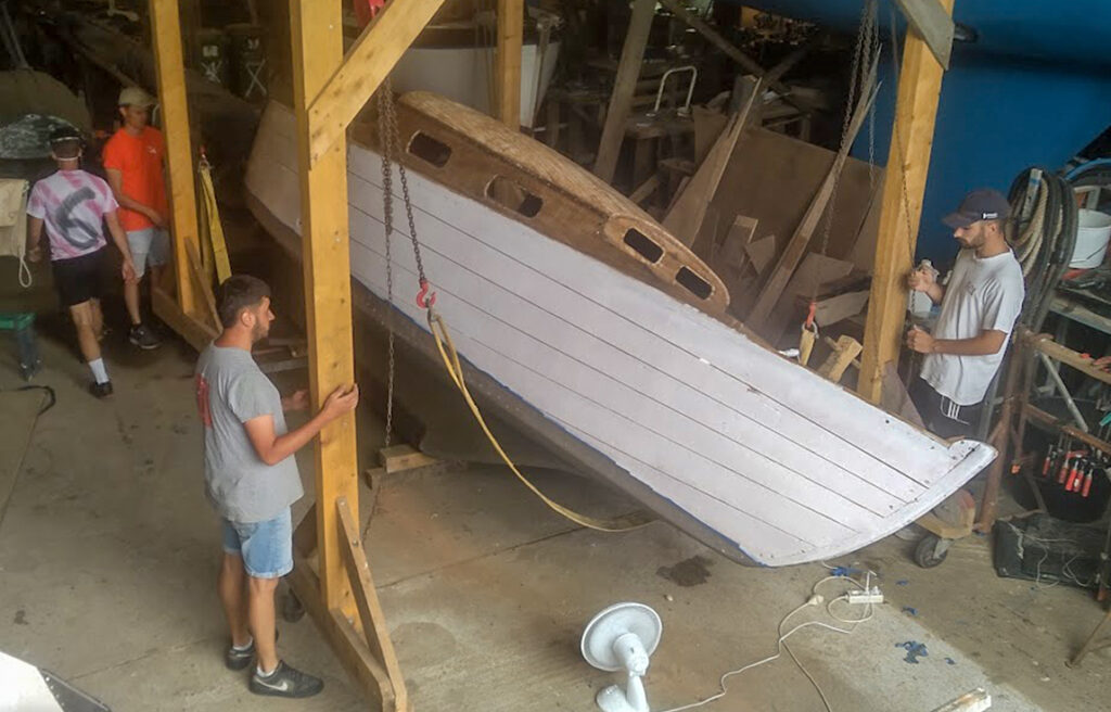 L'apprêt est rapidement appliqué pour éviter le séchage du bois