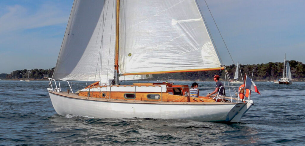 Artos II est un dériveur lesté de 9,30 m de long.