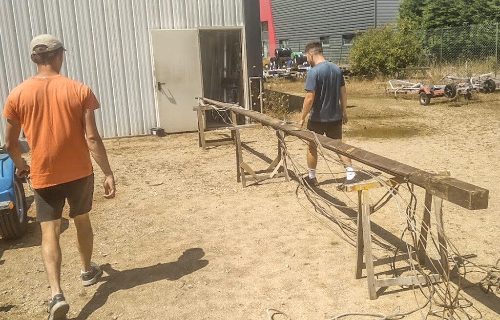 Le mât du Grondin Saint Clément avant traitements.