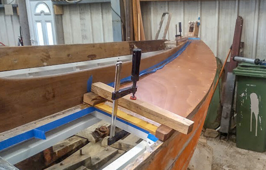 Collage du premier panneau de pont.