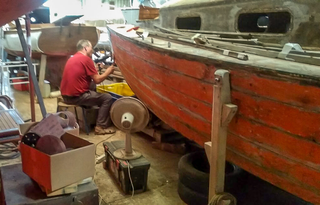 Christian s'attaque au décapage de la peinture de la coque