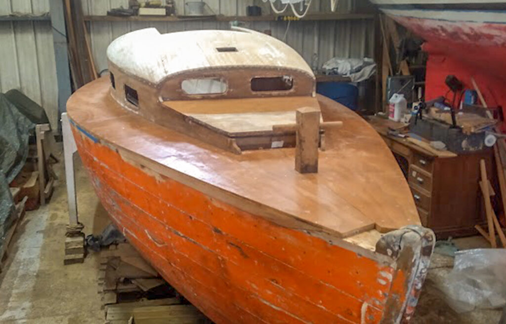 Traité contre l'humidité, le CP du pont est pratiquement prêt à être posé.