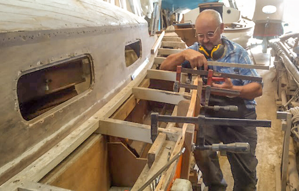 Un stagiaire de l'AFPA procède à de petites réparations sur la préceinte tribord.